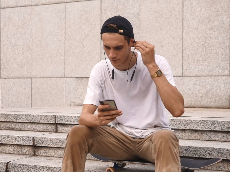 外模佩戴運(yùn)動(dòng)耳機(jī)視頻拍攝